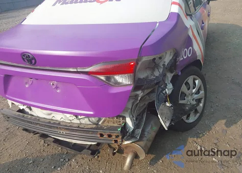 2021 Toyota Corolla Le z USA, uszkodzony, nr VIN JTDEPMAEXMJ139393